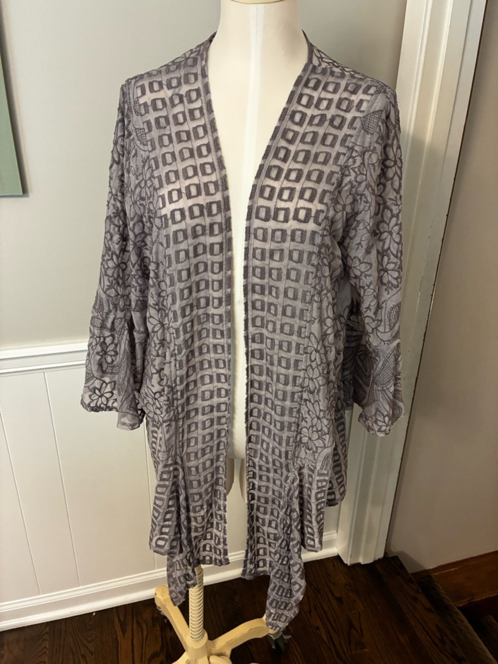Gray Open-Front Floral & Geometric Lightweight Wrap